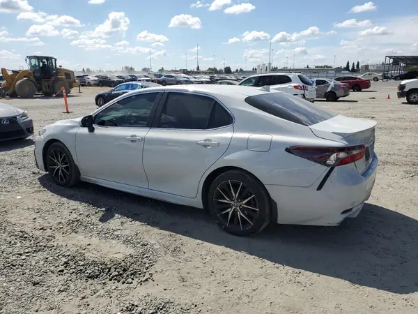 4T1T11AK2NU070563 2022 TOYOTA CAMRY - Image 2