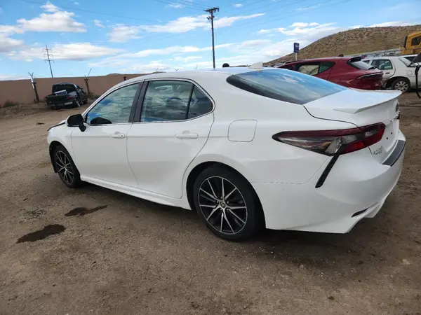 4T1T11AK2NU075715 2022 TOYOTA CAMRY - Image 2