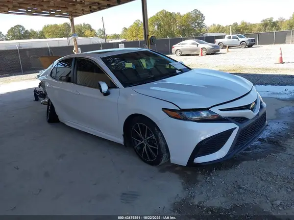4T1T11AK2NU638374 2022 TOYOTA CAMRY - Image 1