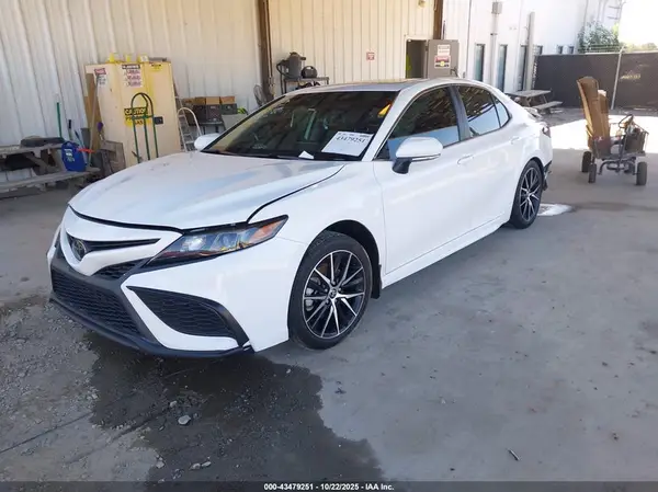 4T1T11AK2NU638374 2022 TOYOTA CAMRY - Image 2