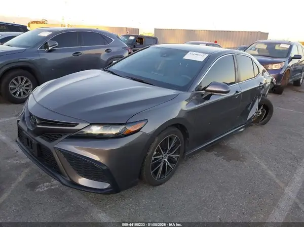 4T1T11AK2NU660990 2022 TOYOTA CAMRY - Image 2