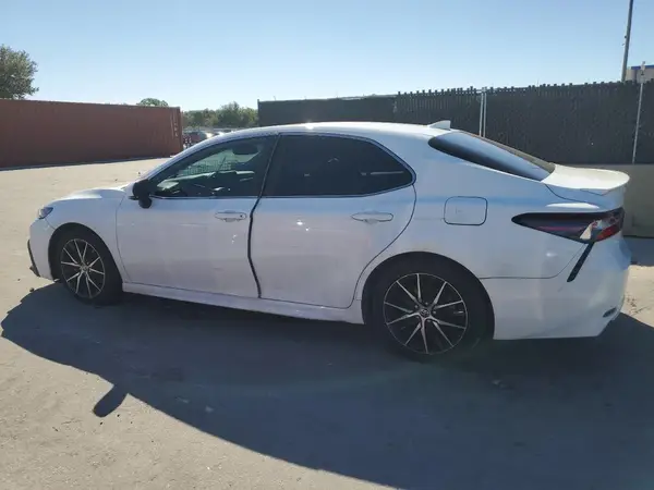 4T1T11AK2NU670273 2022 TOYOTA CAMRY - Image 2