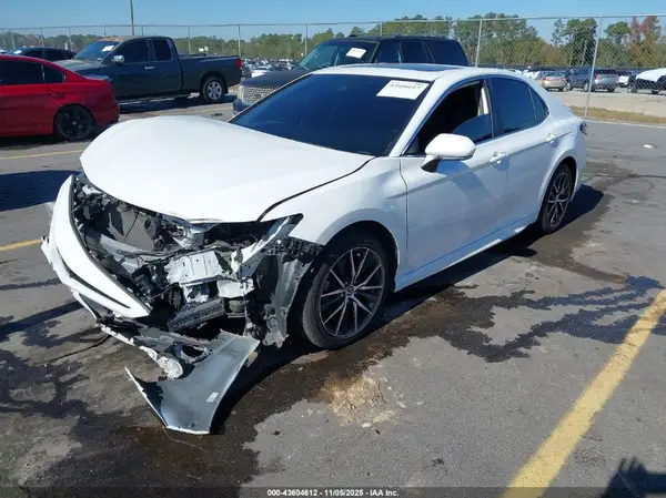 4T1T11AK2NU696517 2022 TOYOTA CAMRY - Image 2