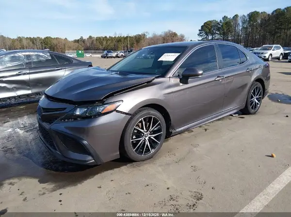 4T1T11AK2NU698932 2022 TOYOTA CAMRY - Image 2