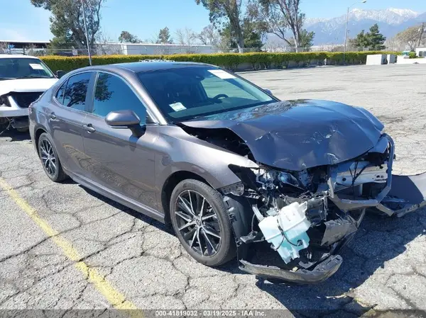4T1T11AK2NU701442 2022 TOYOTA CAMRY - Image 1