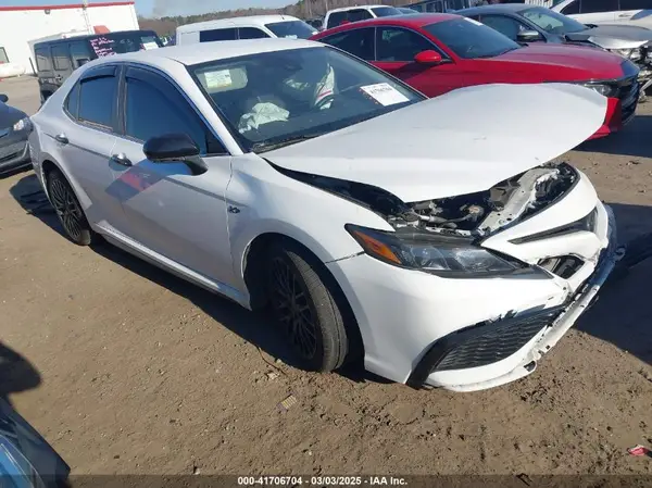 4T1T11AK2NU705586 2022 TOYOTA CAMRY - Image 1