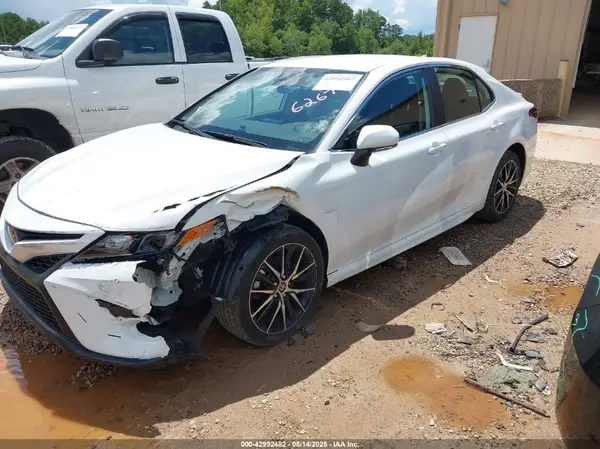 4T1T11AK2NU706267 2022 TOYOTA CAMRY - Image 2