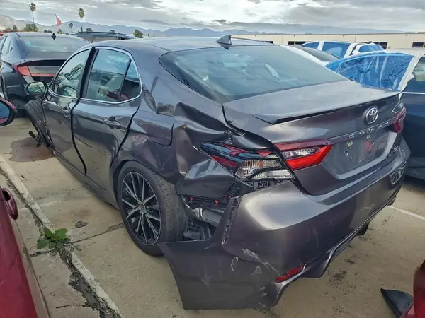 4T1T11AK2NU706320 2022 TOYOTA CAMRY - Image 2