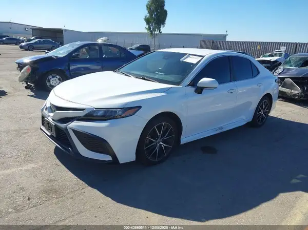 4T1T11AK3MU523054 2021 TOYOTA CAMRY - Image 2