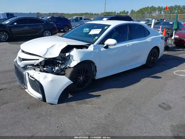 4T1T11AK3MU526388 2021 TOYOTA CAMRY - Image 2