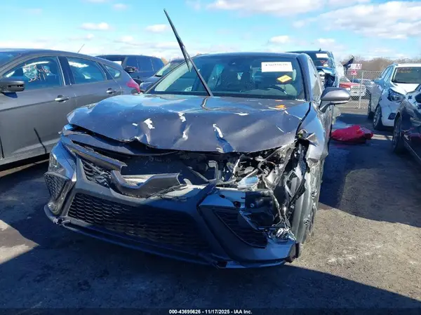 4T1T11AK3NU010968 2022 TOYOTA CAMRY - Image 2