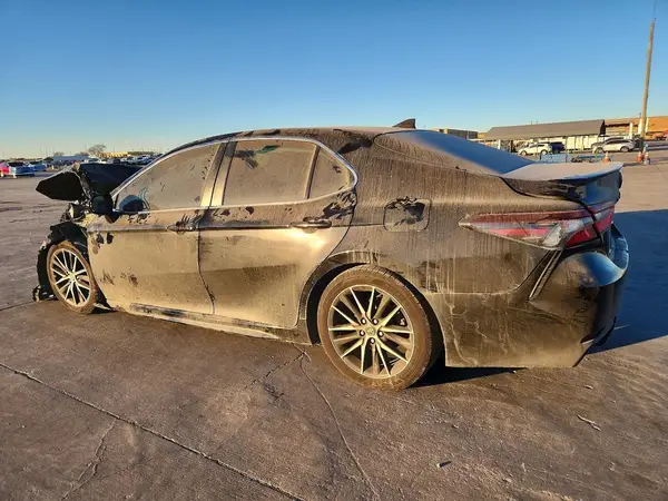 4T1T11AK3NU056011 2022 TOYOTA CAMRY - Image 2