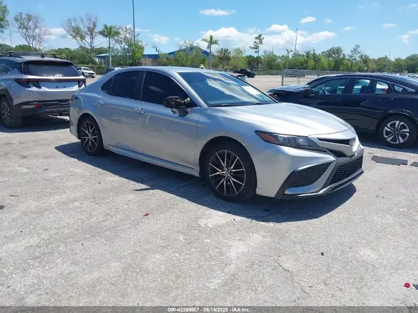 4T1T11AK3NU622393 2022 TOYOTA CAMRY - Image 1
