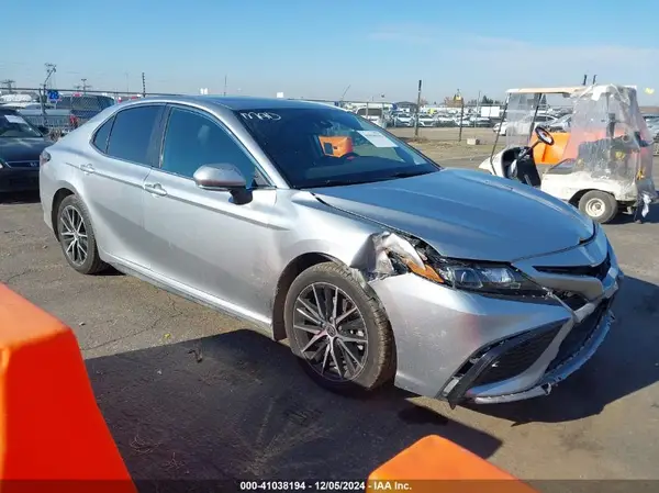 4T1T11AK3NU630736 2022 TOYOTA CAMRY - Image 1