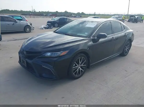 4T1T11AK3NU648430 2022 TOYOTA CAMRY - Image 2
