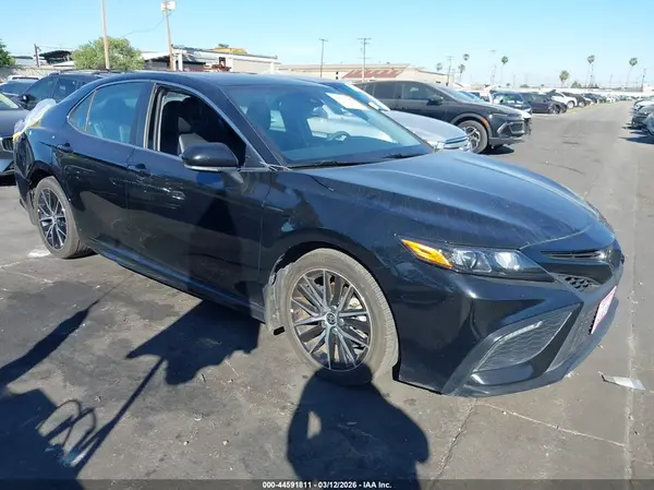 4T1T11AK3NU677068 2022 TOYOTA CAMRY - Image 1