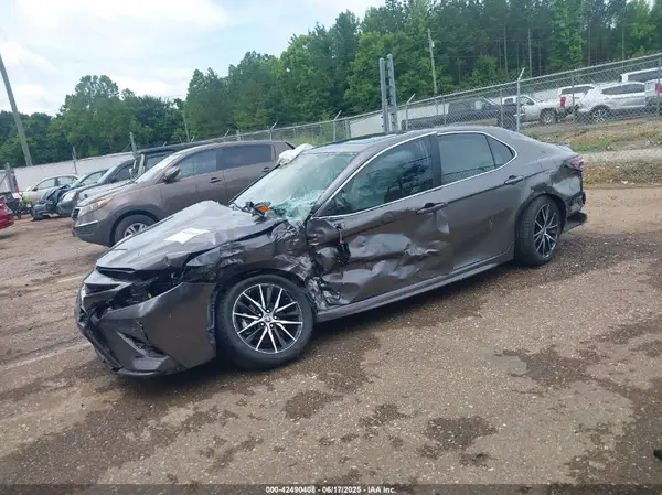 4T1T11AK3NU687504 2022 TOYOTA CAMRY - Image 2