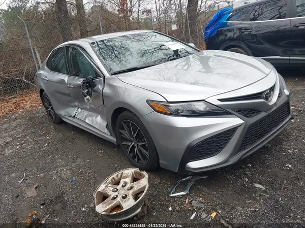4T1T11AK3NU702888 2022 TOYOTA CAMRY - Image 1