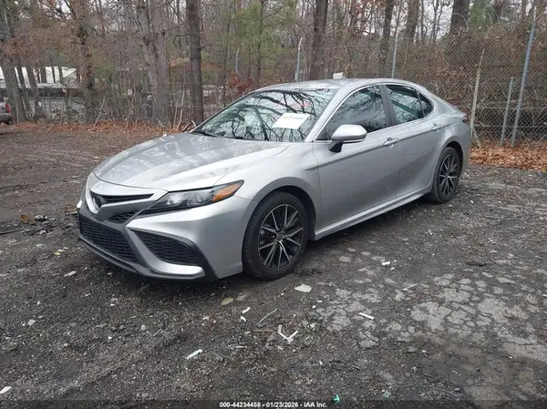 4T1T11AK3NU702888 2022 TOYOTA CAMRY - Image 2