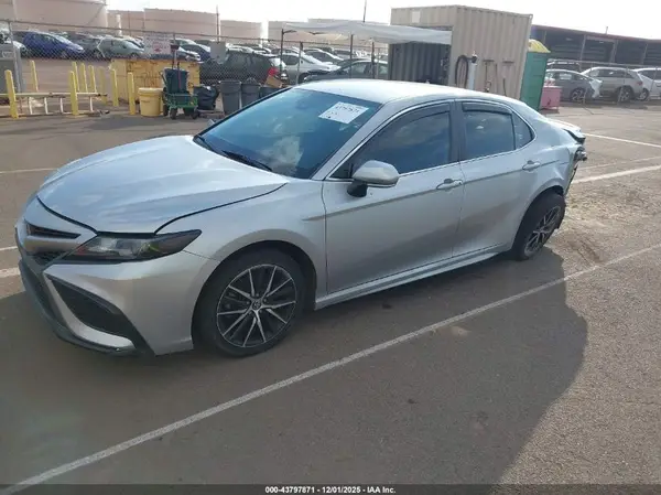 4T1T11AK4MU440703 2021 TOYOTA CAMRY - Image 2