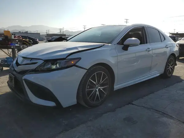 4T1T11AK4NU060312 2022 TOYOTA CAMRY - Image 1
