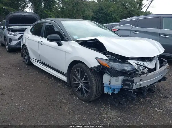 4T1T11AK4NU641826 2022 TOYOTA CAMRY - Image 1