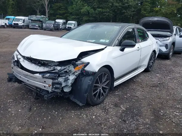 4T1T11AK4NU641826 2022 TOYOTA CAMRY - Image 2