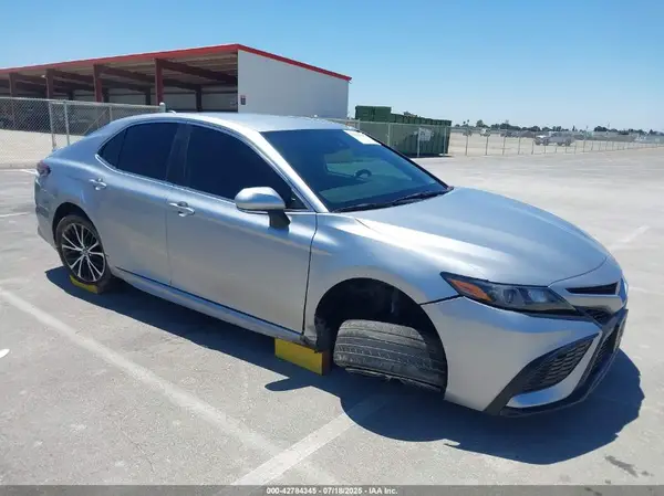 4T1T11AK4NU680285 2022 TOYOTA CAMRY - Image 1