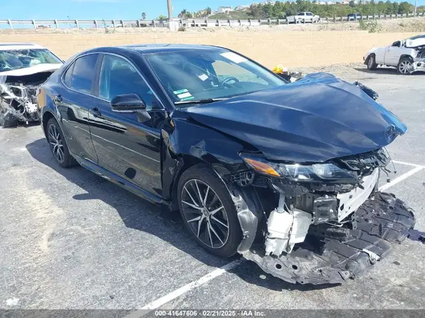 4T1T11AK4NU682568 2022 TOYOTA CAMRY - Image 1