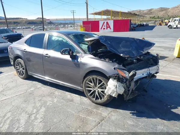 4T1T11AK4NU700552 2022 TOYOTA CAMRY - Image 1