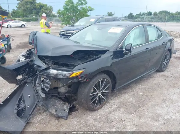 4T1T11AK5MU471877 2021 TOYOTA CAMRY - Image 2