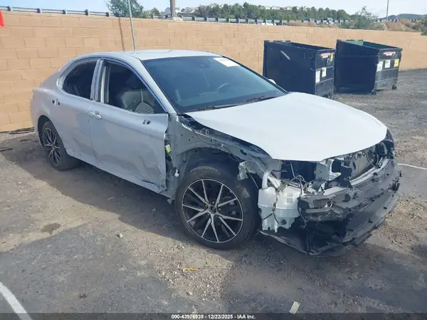 4T1T11AK5NU043759 2022 TOYOTA CAMRY - Image 1