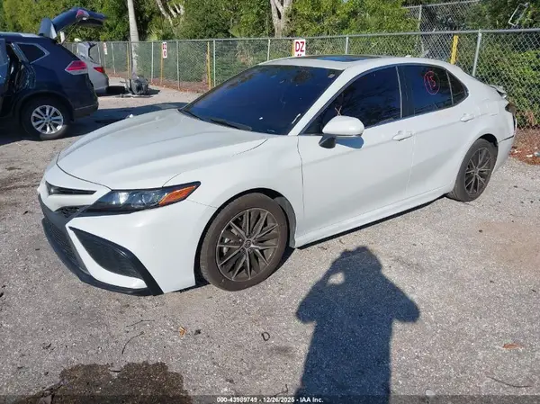 4T1T11AK5NU072758 2022 TOYOTA CAMRY - Image 2