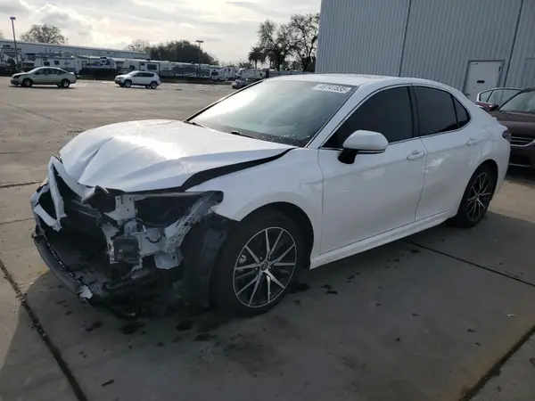 4T1T11AK5NU645092 2022 TOYOTA CAMRY - Image 1