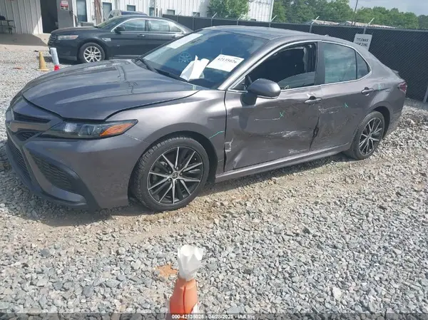 4T1T11AK5NU701354 2022 TOYOTA CAMRY - Image 2
