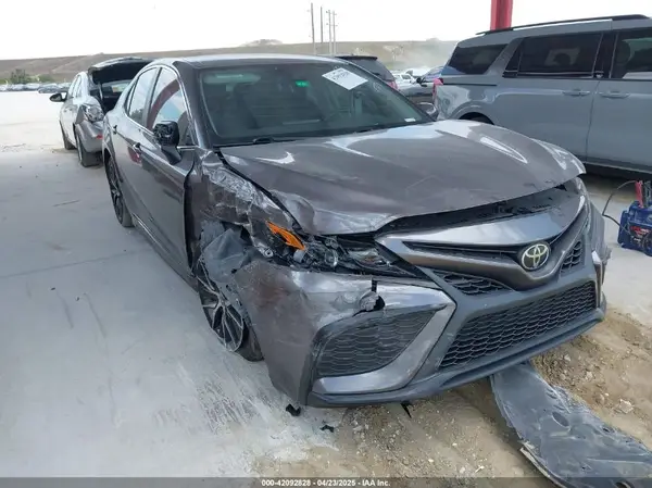 4T1T11AK6NU639527 2022 TOYOTA CAMRY - Image 1