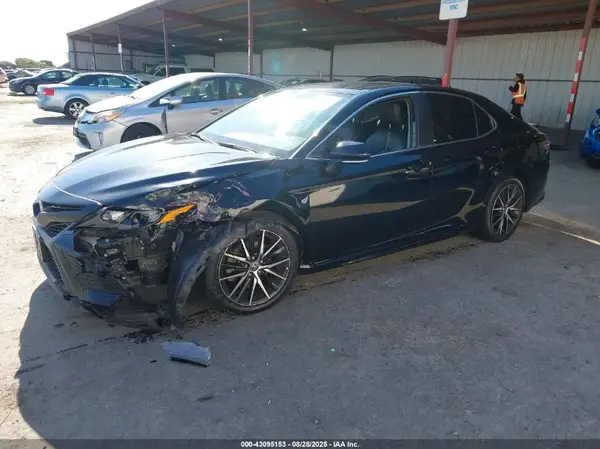 4T1T11AK7MU531724 2021 TOYOTA CAMRY - Image 2