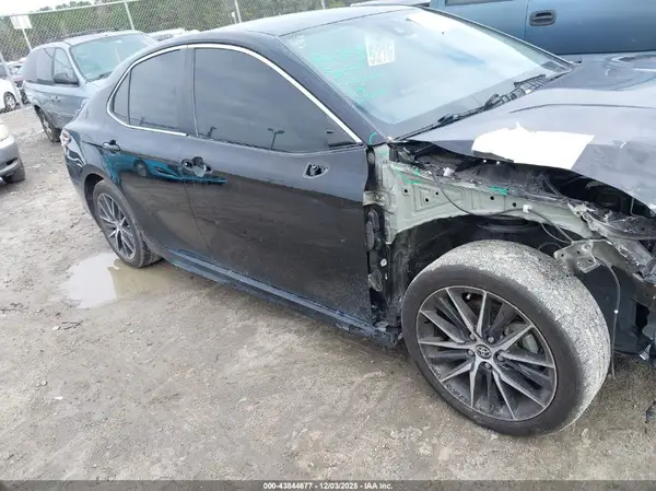 4T1T11AK7NU041138 2022 TOYOTA CAMRY - Image 1