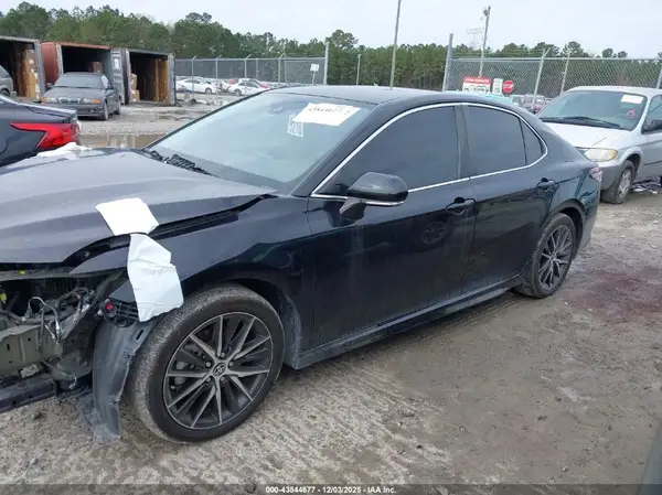 4T1T11AK7NU041138 2022 TOYOTA CAMRY - Image 2