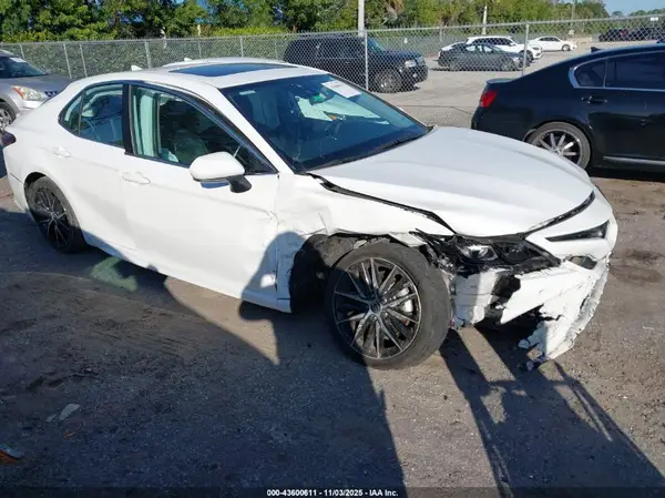 4T1T11AK7NU061695 2022 TOYOTA CAMRY - Image 1