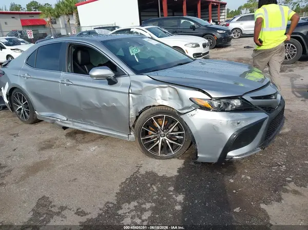 4T1T11AK7NU621375 2022 TOYOTA CAMRY - Image 1