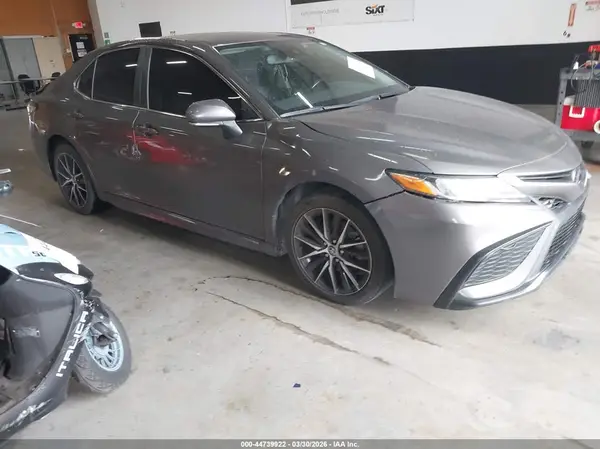 4T1T11AK7NU704224 2022 TOYOTA CAMRY - Image 1
