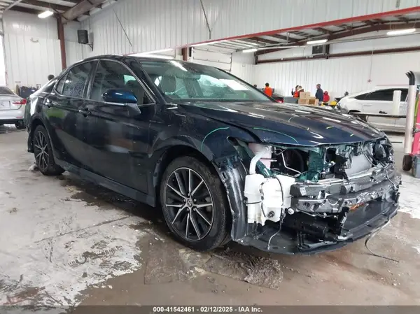 4T1T11AK8MU480461 2021 TOYOTA CAMRY - Image 1