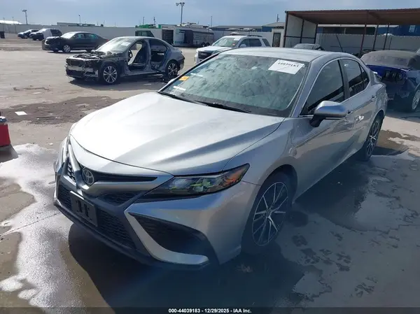 4T1T11AK8MU565185 2021 TOYOTA CAMRY - Image 2