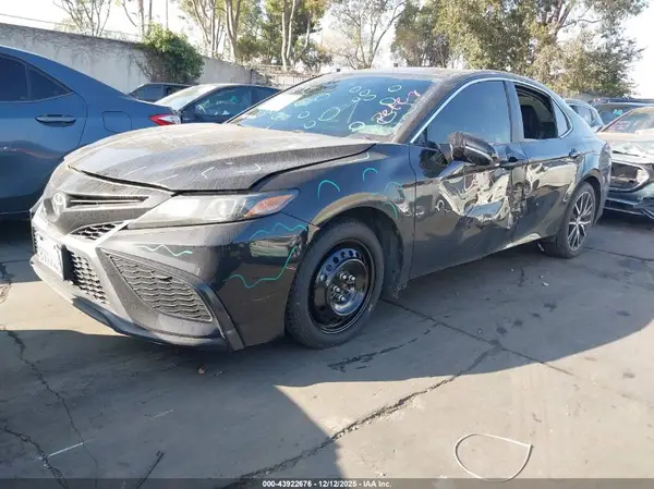 4T1T11AK8MU568748 2021 TOYOTA CAMRY - Image 2