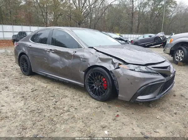 4T1T11AK8MU573187 2021 TOYOTA CAMRY - Image 1