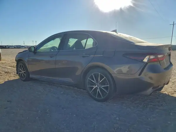 4T1T11AK8MU611243 2021 TOYOTA CAMRY - Image 2