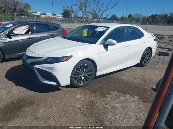 4T1T11AK8NU015812 2022 TOYOTA CAMRY - Image 2