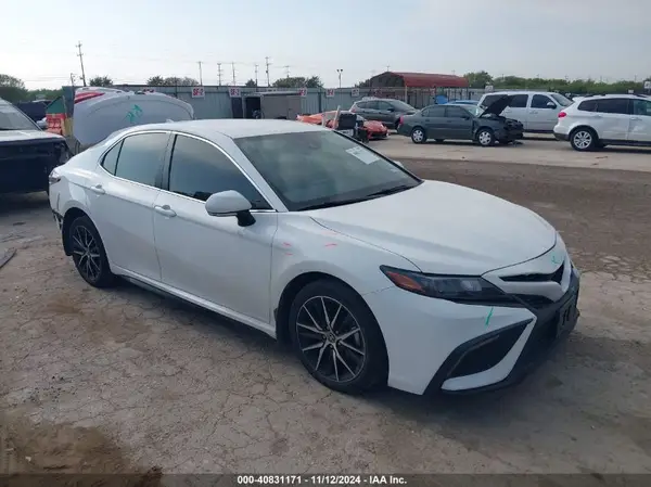 4T1T11AK8NU075993 2022 TOYOTA CAMRY - Image 1