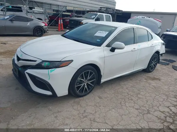4T1T11AK8NU075993 2022 TOYOTA CAMRY - Image 2